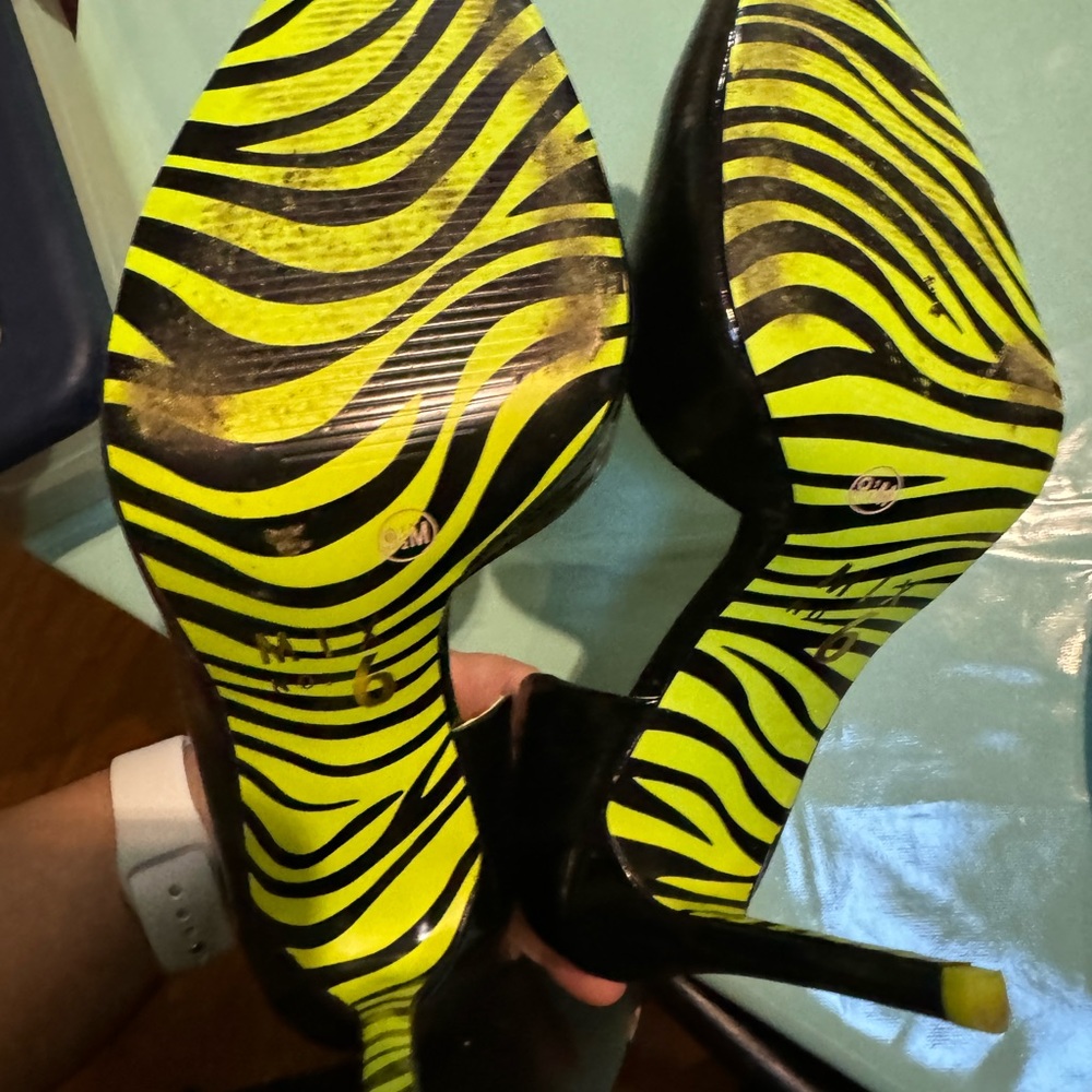 Lime green and black highhells - Picture 4 of 6